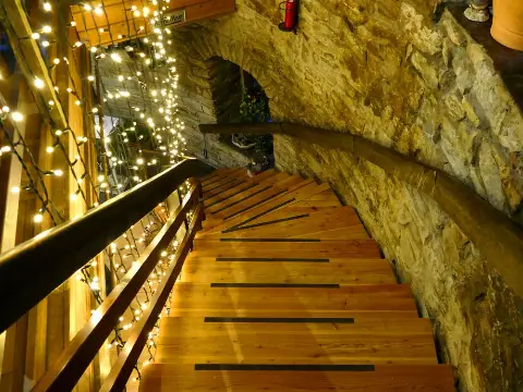 Treppe hinab, von Lichtern gesäumt