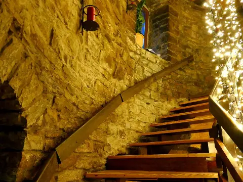 Steintreppe mit Lichterkette