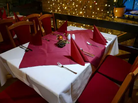 Gedeckter Tisch an der Galerie