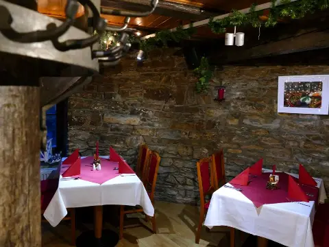 Ecke mit zwei Tischen