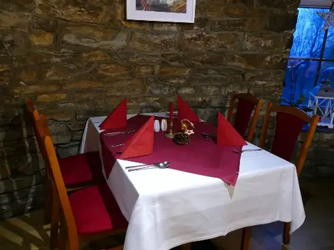 Tisch an der Bruchsteinwand