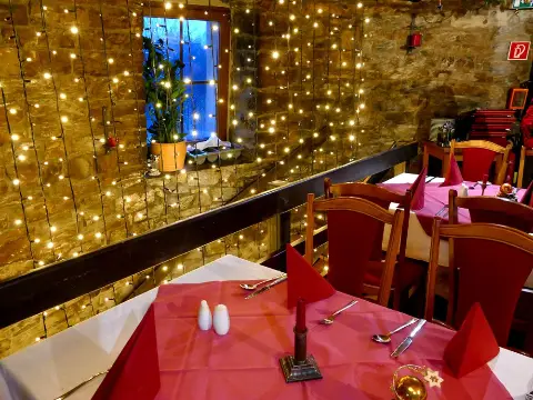 Tisch vor dem Lichtervorhang