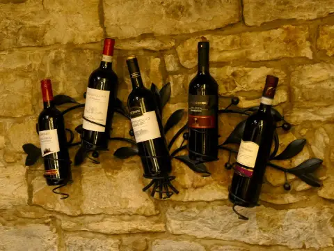 Wein an der Bruchsteinwand