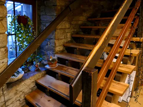Holztreppe ins Obergeschoss