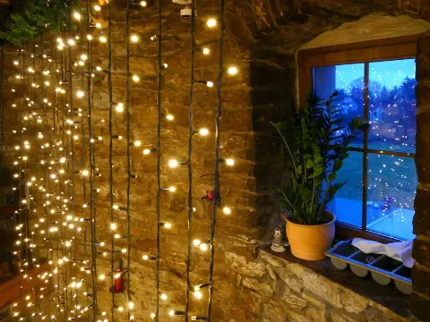 Lichtervorhang am Fenster