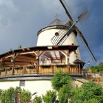 Mühle mit dunklen Himmel